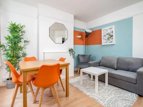 a living room with a table and a couch at "FurnishedRentals Direct" WiggenHouse Stylish 3 Bedroom house Sleeps 8 with Free Parking, 2 Bathrooms, near to Watford High Street and Watford Football Stadium, Suitable for visiting Harry Potter Warner Bros Studio and London in Watford