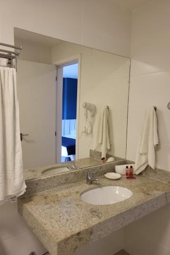 Un baño de Flat luxo no Hotel samba Cabo Frio