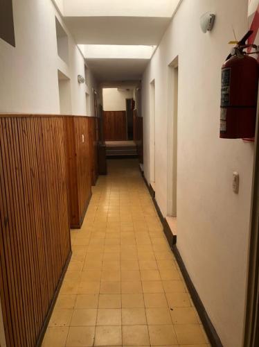 pasillo de una oficina con suelo de baldosa en Hotel Familiar en Mar del Plata