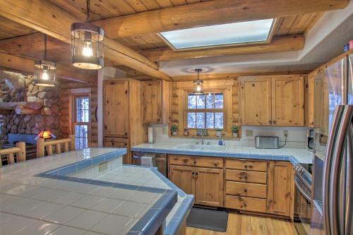 uma grande cozinha com armários de madeira e uma clarabóia em Rustic Gotham Bay Cabin on Lake Coeur dAlene em Harrison