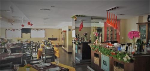 a restaurant with tables and chairs in a room at Hotel " Rio Grande " in Malargüe