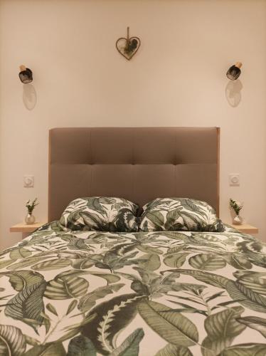 um quarto com uma cama com um relógio na parede em Appartement calme em Saint-Maixent-lʼÉcole