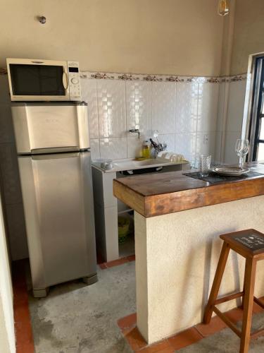 y cocina con nevera y microondas. en Kitnet 1 - Apart-Hotel Premium en Sete Lagoas