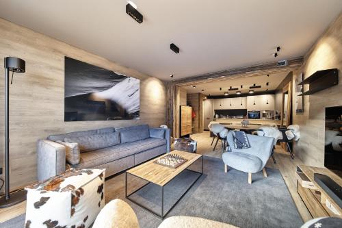 Een zitgedeelte bij Luxury Treeline Residence with Hot Tub - By Ski Chalet Andorra