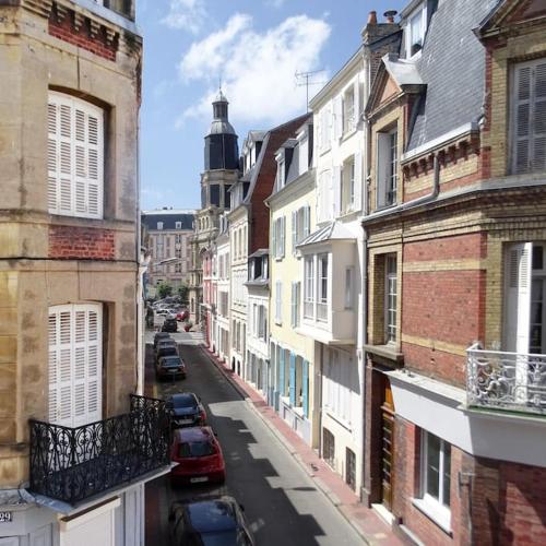 - une vue sur une rue de la ville avec des bâtiments et des voitures dans l'établissement Au cœur de Trouville. Appartement de 3 pièces., à Trouville-sur-Mer