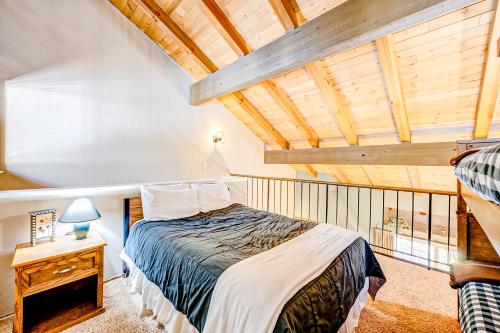 1 dormitorio con cama y techo de madera en Lake Tahoe Leisure, en Carnelian Bay