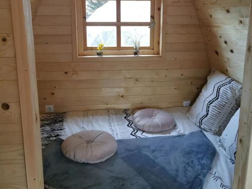 a room with two pillows on a bed in a cabin at Les Pod Atypique de Sologne - Spa Privatif - Zoo de Beauval in Lanthenay