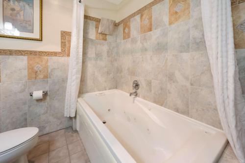 a bathroom with a tub and a toilet at Best Western Mountain View Inn in Springville