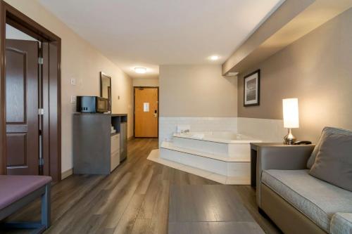 a living room with a tub and a couch at Best Western Premier Aberdeen Kamloops in Kamloops