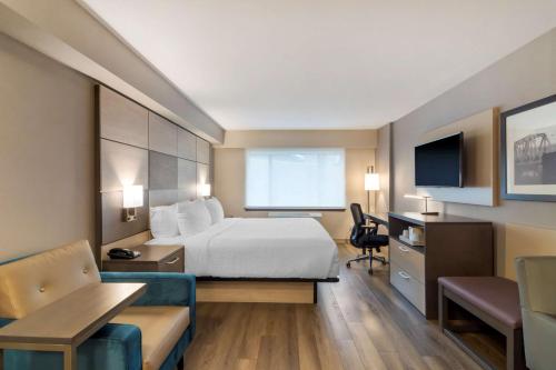 Postel nebo postele na pokoji v ubytování Best Western Premier Aberdeen Kamloops