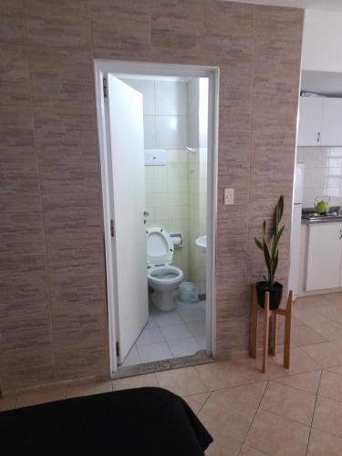 bagno con servizi igienici in camera di ApartRos a Rosario