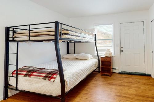 - une chambre avec 2 lits superposés et du parquet dans l'établissement Double Diamond Ski Lodge, 