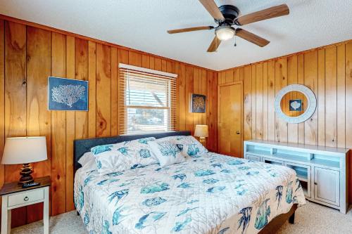 - une chambre avec un lit et un ventilateur de plafond dans l'établissement Dockside Landing, à Nags Head