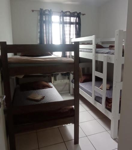 Habitación con 2 literas en una habitación en Apto Mod life, en Campos dos Goytacazes