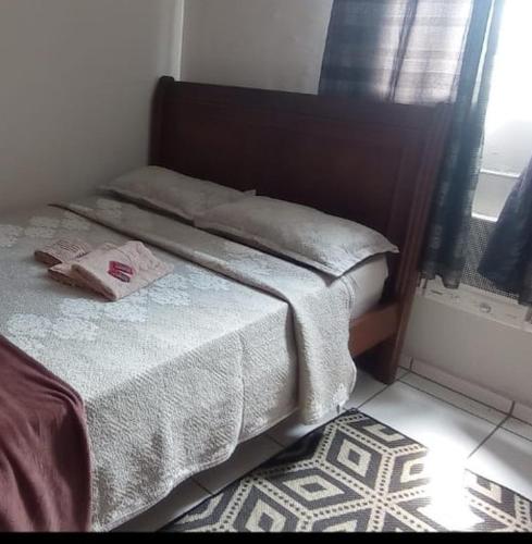 1 cama en un dormitorio con ventana en Apto Mod life, en Campos dos Goytacazes