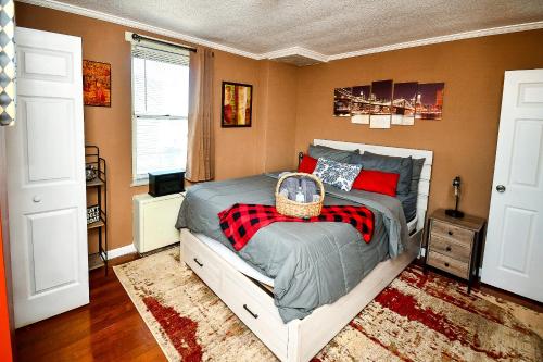 ein Schlafzimmer mit einem Bett und einem Korb darauf in der Unterkunft Modern Designed DTWN Condo with a 99 percent Walk Score in Atlanta