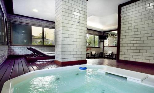 una bañera de hidromasaje en el medio de una casa en TIFFANYs RIO FLAT, en Río de Janeiro