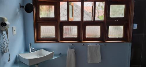 a bathroom with a sink and a window at Ecolodge Batel Alagoas in Coruripe