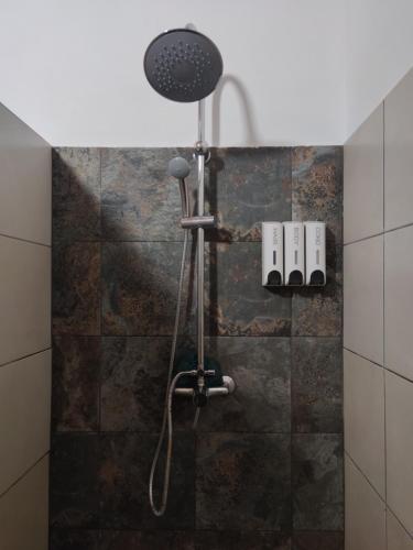 La salle de bains est pourvue d'une douche avec un pommeau de douche. dans l'établissement Pias Baixinho, à Pias