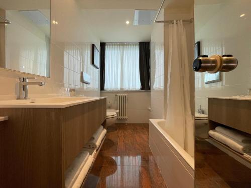 bagno con lavandino, vasca e doccia di Crowne Plaza Milan Linate, an IHG Hotel a San Donato Milanese