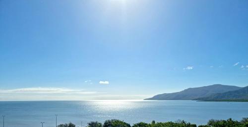 - une vue sur une grande étendue d'eau dans l'établissement Cairns Luxury Waterfront Apartment, à Cairns