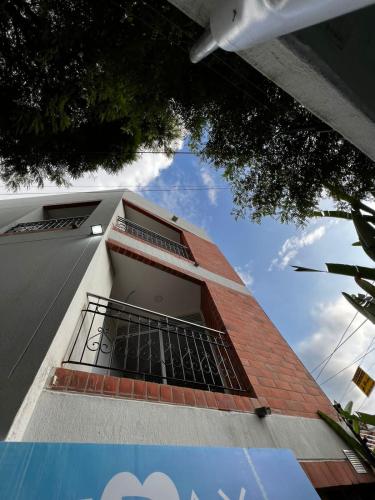 a building with a window on the side of it at Edificio Vida Nueva in Cali
