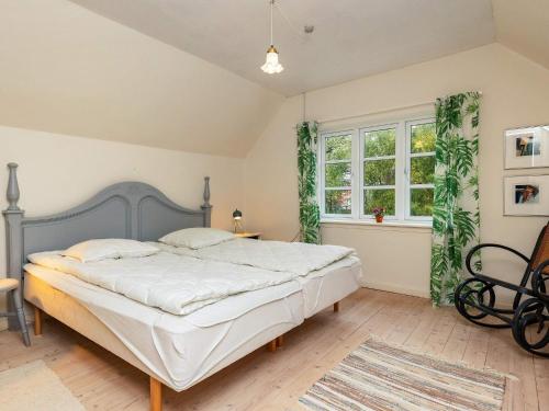 Un dormitorio con una cama grande y una ventana en Holiday home Læsø LIII, en Læsø
