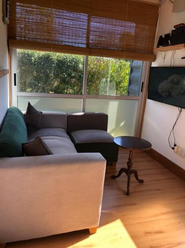 sala de estar con sofá y mesa en El Rejunte en Miramar