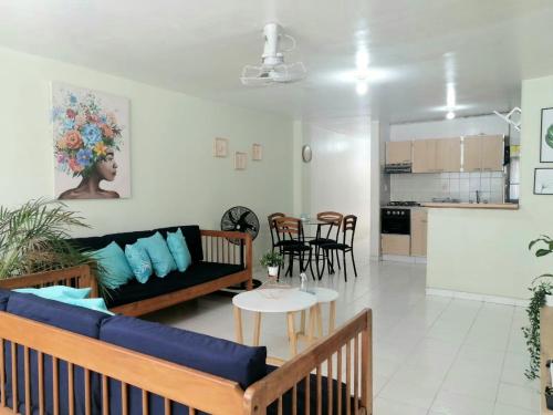 - un salon avec un canapé et une table dans l'établissement Apartamento en el Rodadero, à Santa Marta