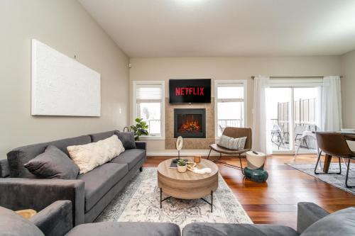 Spacious Modern Home, King Bed, Games, Long Stays, Sleeps 9!