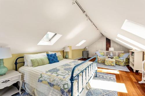 1 dormitorio en el ático con 1 cama y 1 sofá en New Listing ! Captain's Cottage - Cold Spring Harbor Water Views, 