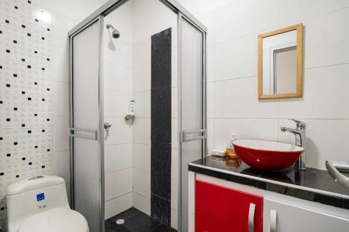 baño con lavabo rojo y aseo en Apartamento con Estacionamiento, en Cali