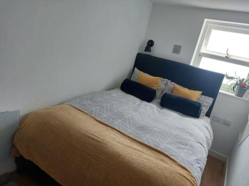 a large bed in a room with a window at 1 bedroom modern duplex in Southampton