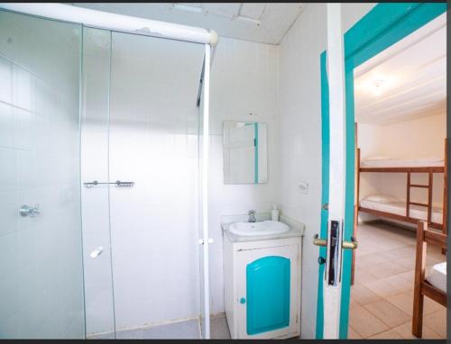 een badkamer met een douche, een wastafel en een toilet bij Casa Viva Paraty in Paraty