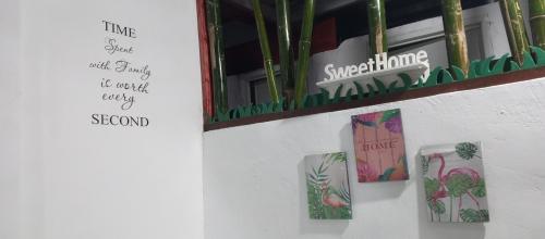 una ventana con señales en el lateral de un edificio en The Plant House in Iloilo City 12Pax en Iloílo
