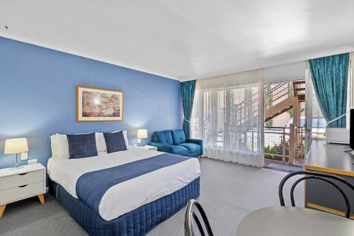 um quarto de hotel com uma cama e uma varanda em The River Boat Hotel - Echuca em Echuca