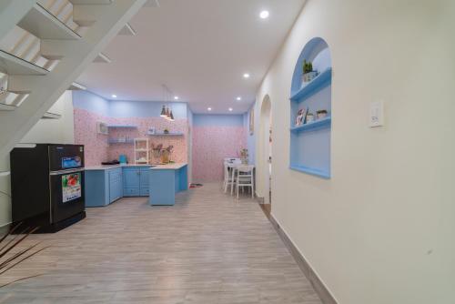 Η κουζίνα ή μικρή κουζίνα στο Blue House Nguyên Căn Ngay Trung Tâm Có Máy Lạnh