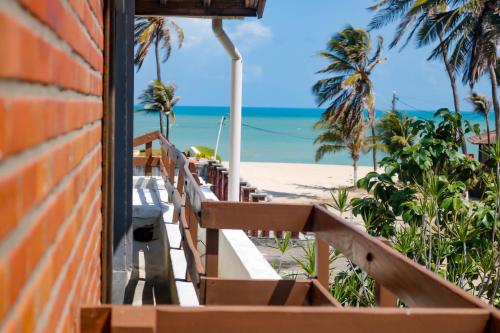 uma vista para a praia a partir da varanda de um resort em Pousada Kite Da Mary Cumbuco em Cumbuco