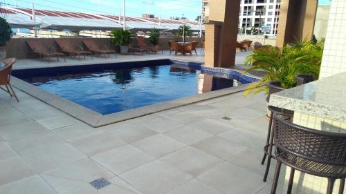 una piscina en la parte superior de un edificio en Flat na Beira Mar Mucuripe, en Fortaleza