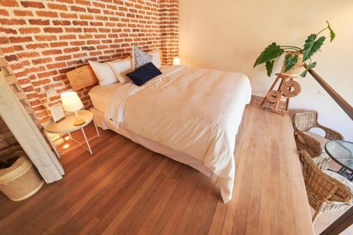 a bedroom with a bed and a brick wall at Wayarumi Skyhotel in Carhuaz