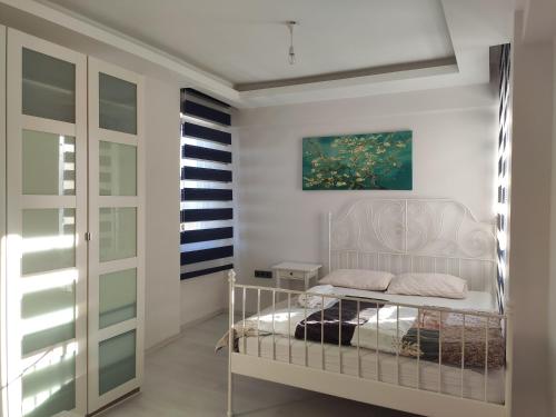 Schlafzimmer mit Kinderbett und Wandgemälde in der Unterkunft Denizolgun Homes Suit Apart 2 in Dalaman