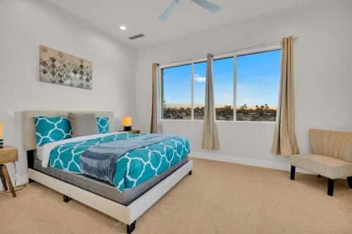 1 dormitorio con cama, ventana y silla en Breathtaking Luxury Villa Architectural Jewel en Palm Springs