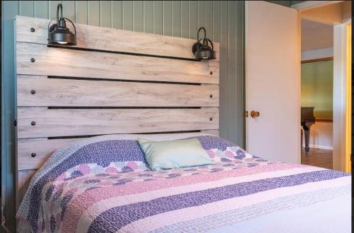 sypialnia z łóżkiem z drewnianym zagłówkiem w obiekcie Hansen Bay Hideaway w mieście Rice Lake