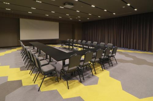 a conference room with a long table and chairs at Holiday Inn & Suites - Mexico Felipe Angeles Airport by IHG in Zumpango de Ocampo