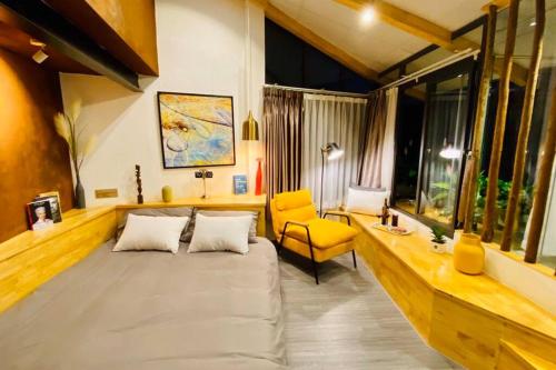 Postel nebo postele na pokoji v ubytování HomestayCHAT*InfinityTub2*Netflix*Hanoi*OldQuarter