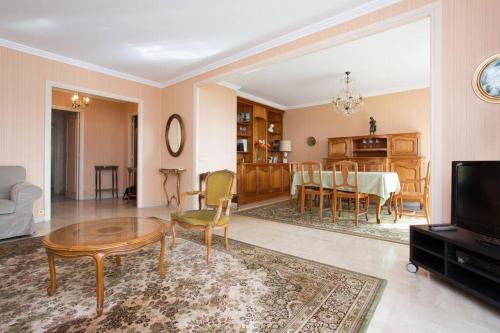 Zdjęcie z galerii obiektu Spacious 1 bedroom flat with SEA VIEW w Cannes