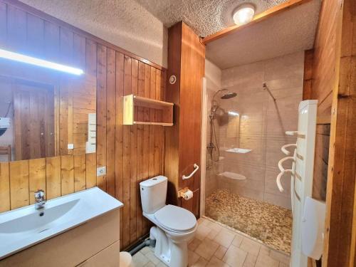 une salle de bain avec toilettes, lavabo et douche dans l'établissement Appartement cosy à Chaillol 1600, 6-8 pers, terrasse sud, WiFi, parking proche - FR-1-393-31, à Saint-Michel-de-Chaillol