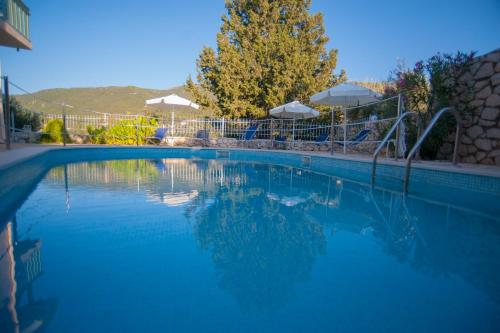 ein Pool mit blauem Wasser in einem Haus in der Unterkunft Deep Blue- Rosemary sea view in Agios Nikitas