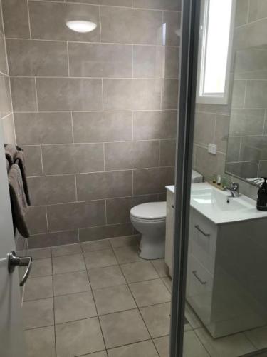 La salle de bains est pourvue de toilettes et d'un lavabo. dans l'établissement Royal Motel Tenterfield, à Tenterfield
