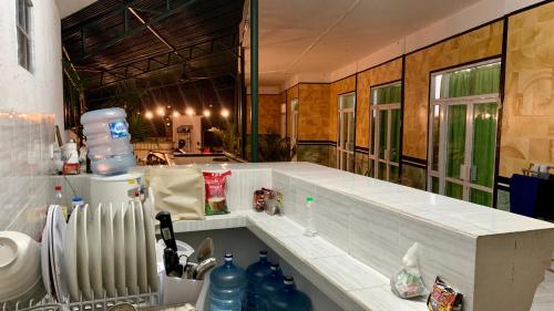 eine Küche mit Spüle und Arbeitsplatte in der Unterkunft The Cheap & Cozy Canggu in Canggu